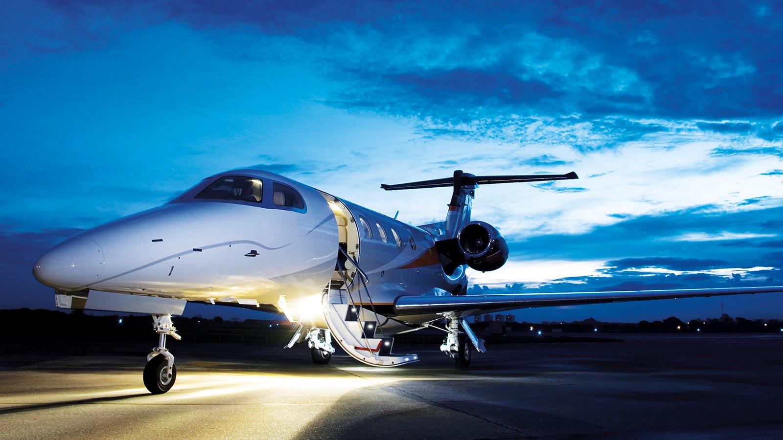 Embraer Phenom 300 Exterior